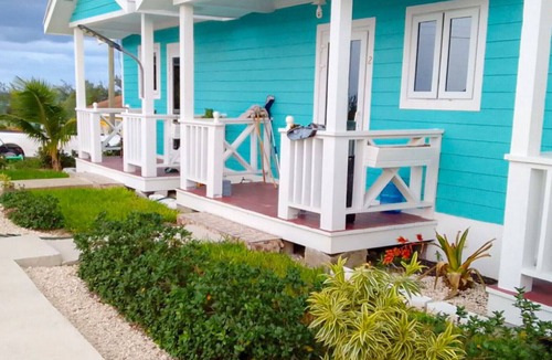 Rolleville Cottage | 1-2 MINUTES AWAY FROM THE BEACH