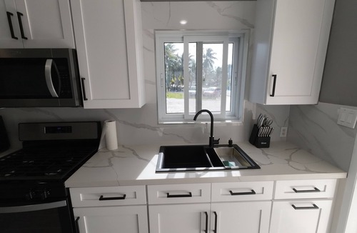 Rokers Point Apartment | 1 bedroom 1 bathroom beach house, beach right at your door stepsn