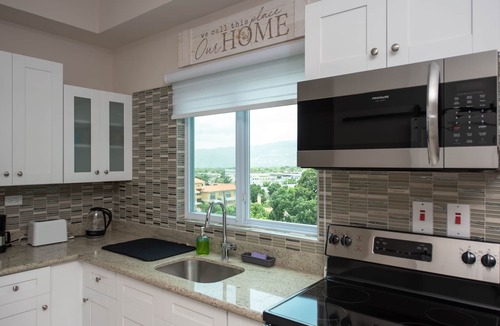 Kingston Apartment | 1 bedroom apartment/views/AC/Pool/Parking/security on site
