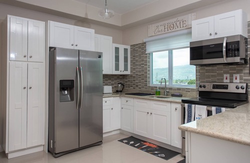 Kingston Apartment | 1 bedroom apartment/views/AC/Pool/Parking/security on site