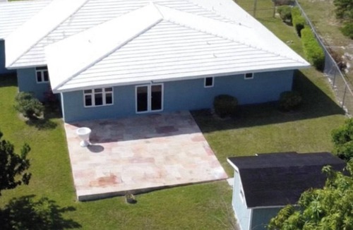 Bahamia West House | 1 King Bed & 2 Queen Beds 1.5 miles from beach
