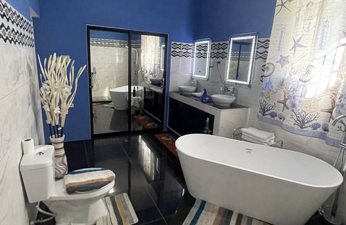 Negril House | 1 King bed, cable tv , wifi mini fridge stocked with welcome beer