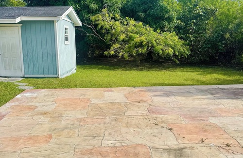 Bahamia West House | 1 King Bed located 1.5 miles from the beach