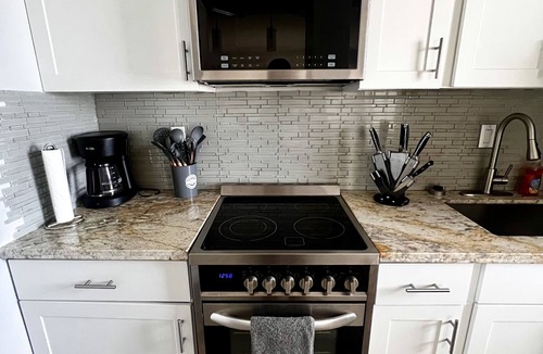Downtown Condo | 10 minutes to the beach, newly remodeled luxe modern condo unit