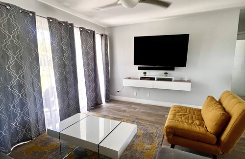 Downtown Condo | 10 minutes to the beach, newly remodeled luxe modern condo unit
