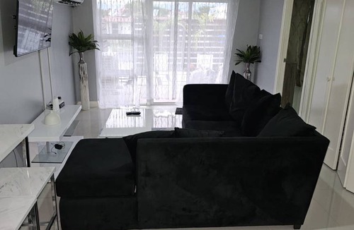 Portmore Apartment | 120 m² Apartment ∙ 3 bedrooms ∙ 6 guests
