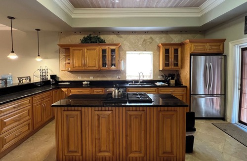George Town House | 2 Master bedroom suites - King/ Double beds (pet-friendly)