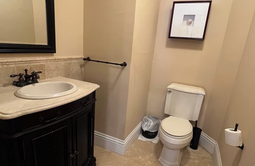 George Town House | 2 Master bedroom suites - King/ Double beds (pet-friendly)