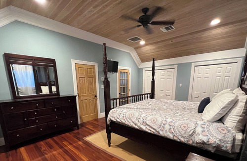 George Town House | 2 Master bedroom suites - King/ Double beds (pet-friendly)