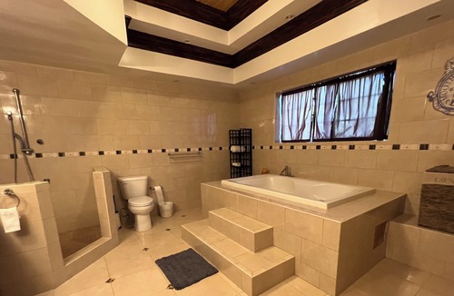 George Town House | 2 Master bedroom suites - King/ Double beds (pet-friendly)