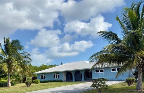 Bahamia West House | 2 Queen Beds & 2 Bunk Beds located 1.5 miles from the beach.