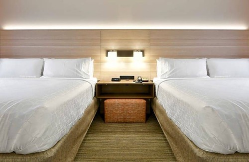 Travis - Chelsea Hotel | 2-Star Hotel ∙ Holiday Inn Express Staten Island West, an IHG Hotel