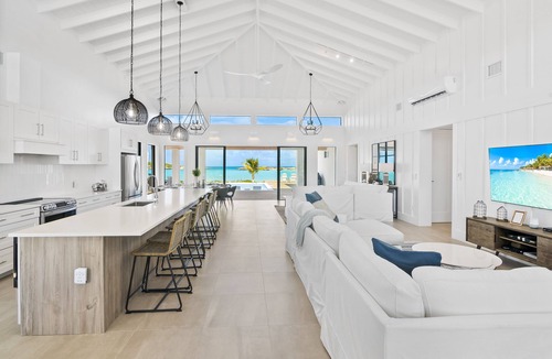 William's Town House | 23Exuma * LUXURY, TOP BEACH* Calm Waters* 5 Bedrooms, Each w/Private Bath* Pool*