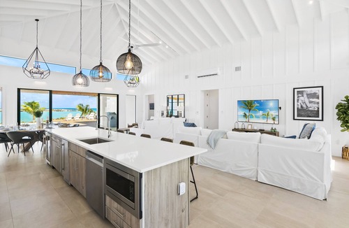 William's Town House | 23Exuma * LUXURY, TOP BEACH* Calm Waters* 5 Bedrooms, Each w/Private Bath* Pool*