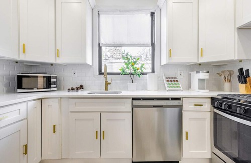 East New York House | 2nd Floor Unit · NY Large Private 3BD WshDyr/Parking/5min train