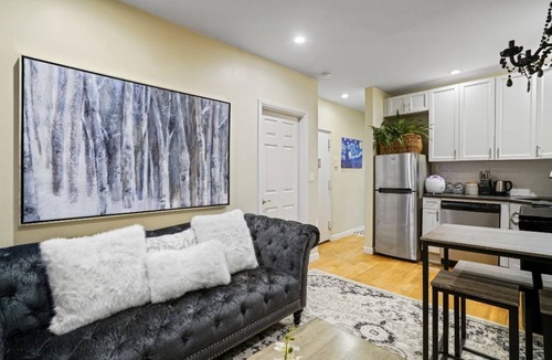 Williamsburg House | 3 BED 2 BATH Pre-War Apartment in Williamsburg, Brooklyn Townhouse