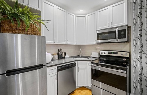 Williamsburg House | 3 BED 2 BATH Pre-War Apartment in Williamsburg, Brooklyn Townhouse