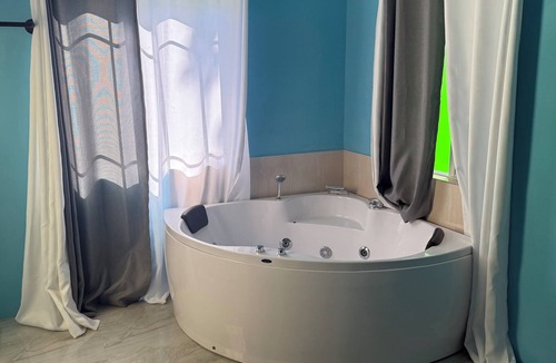 Eastwood Park House | 3-bedroom pool house in Kingston st Andrew Papine with WiFi, AC, kids friendly