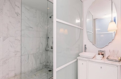 SoHo Hotel | 3 Premium Suites w/Living Room Close to Little Italy and Chinatown! Parking!