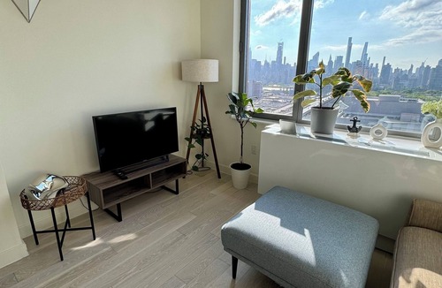 Hunters Point Apartment | 5 mins to Midtown Amazing City View Luxury Urban Oasis 1 Bedroom Apartment