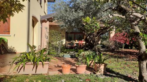 Pagnano Apartment | A casa di Jolanda, indipendent house near historic Venice center with private parking and wide and fenced garden
