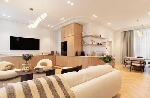 Les Halles Apartment | A LUXURIOUS & SERENE PARISIAN RETREAT, JUST STEPS FROM ÎLE DE LA CITÉ