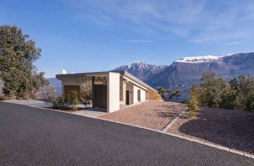 Tremosine Villa | A newly built, high-end villa featuring an infinity pool and stunning views over Lake Garda. Located just a short drive from Limone sul Garda, it offers elegant, bright interiors designed with great attention to detail. A spacious panoramic terrace, mode