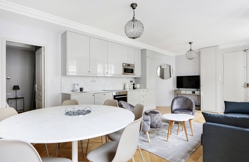Madeleine Apartment | A Stunning 2-BR/2BA in Opéra- Saint-Lazare