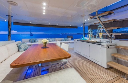 Paradise Island Boat Rental | A stunning Lagoon 630 crewed power catamaran available in the Bahamas.