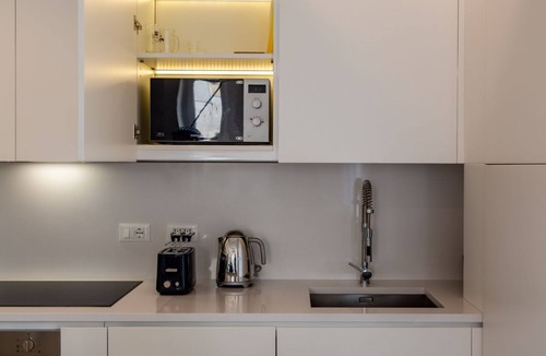 Est Apartment | A stylish urban retreat where design, comfort, and technology come together to offer you an extraordinary living experience. Nestled in the peaceful streets of Borgo Venezia, just minutes from Verona’s historic center, Spolverini16 is the perfect place