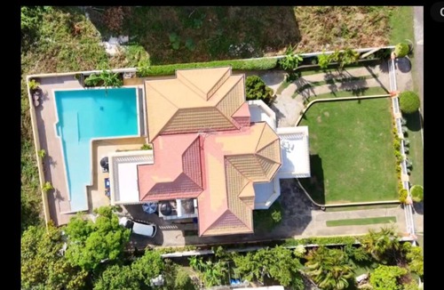 Whitehouse House | A Tropical Getaway