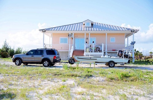 Pelican Point Villa | A Welcoming three-bedroom Beachfront Cottage