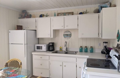 Green Turtle Cay Cottage | Adorable Pink cottage-OCEAN FRONT on Coco Bay with a dock. 25% fall discount!