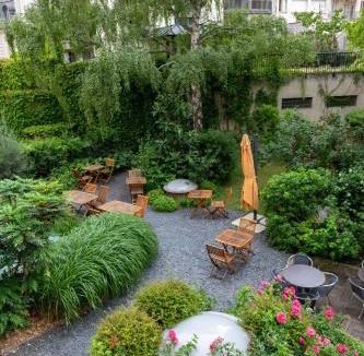 Champs-Elysees Hostel | Adveniat Paris