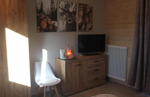 Domodossola House | AgliChalet Bosco-Vasca idromassaggio privata, condivisa tra i due chalet, con parcheggio privato gratuito e colonnina ricarica auto veloce con supplemento