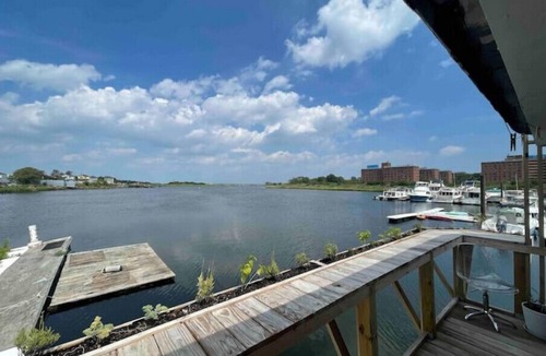Queens Boat Rental | Angelina, Houseboatn
