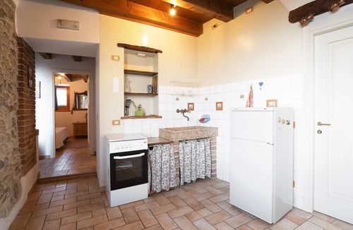 Albisano Apartment | Apartment "Casa Silvia ll" with Lake View, Wi-Fi & Garden