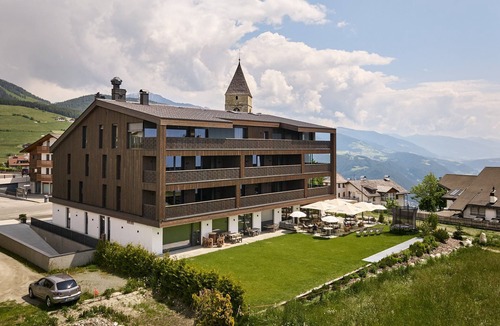 Maranza Apartment | Apartment 201 'Mountain Lodge Margit' with Private Balcony and Shared Garden