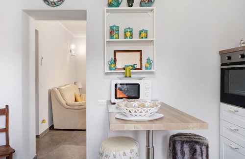 Brebbia Apartment | Apartment 'Al Vecchio Pozzo' with Private Terrace, Wi-Fi and Air Conditioning