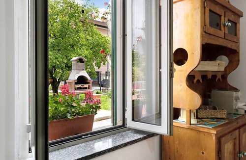 Brebbia Apartment | Apartment 'Al Vecchio Pozzo' with Private Terrace, Wi-Fi and Air Conditioning