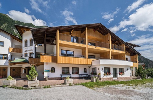 Racines Apartment | Apartment 'Alpenspitz Appartement Saxner 2' with Mountain View, Shared Garden and Wi-Fi