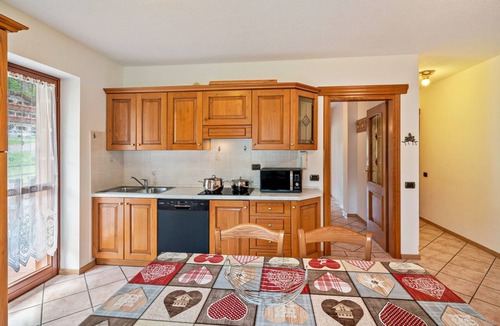 Rocca Pietore Apartment | Apartment 'Appartamento Bilocale 3' with Mountain View, Shared Garden and Wi-Fi