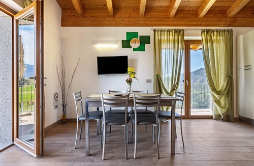 Tremosine Apartment | Apartment Bocca Nevese Pino with Lake View, Garden & Wi-Fi