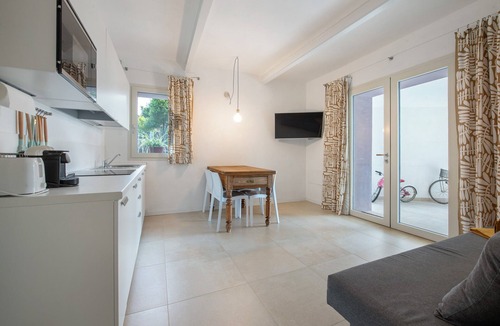 Colombaro Apartment | Apartment "Casa Mavi" with Shared Terrace, Wi-Fi & Air Conditioning