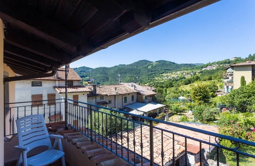 Tremosine Apartment | Apartment 'Casa Rita App 2' with Shared Terrace, Shared Garden and Wi-Fi