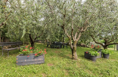 Gargagnago di Valpolicella Apartment | Apartment 'Corte Lavarini The Magic At Sight' with Private Garden, Wi-Fi and Air Conditioning