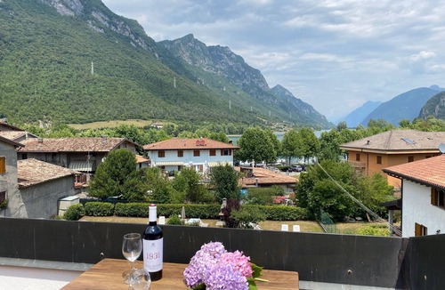 Idro Apartment | Apartment for 2 adults + 1 child, great view, 200m to the lake/beach, garden