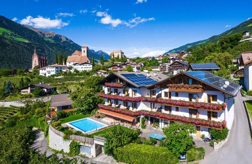 Schenna Apartment | Apartment "Gartenheim Martin" with Mountain View, Pool & Sauna