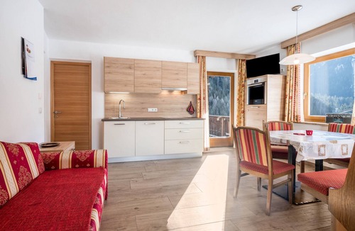 Racines Apartment | Apartment "Heiserhof - Apfel" with Mountain View, Terrace & Wi-Fi