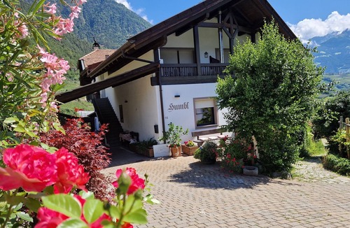 Lagundo Apartment | Apartment 'Hirzer' with Mountain View, Shared Garden and Wi-Fi